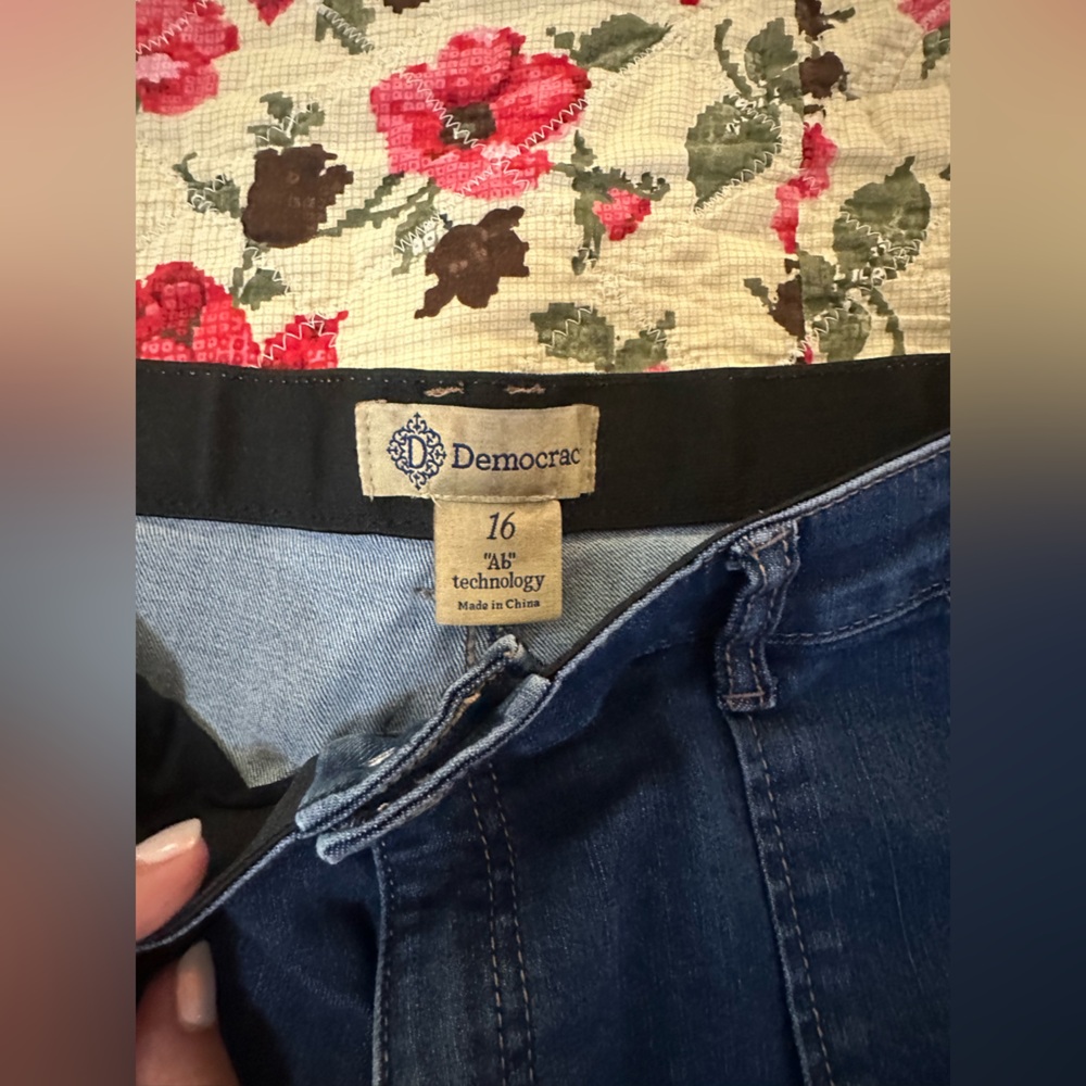 6 Pairs of Name brand jeans!! Democracy, Levi’s, etc. all size 16, some NWT - Picture 10 of 11